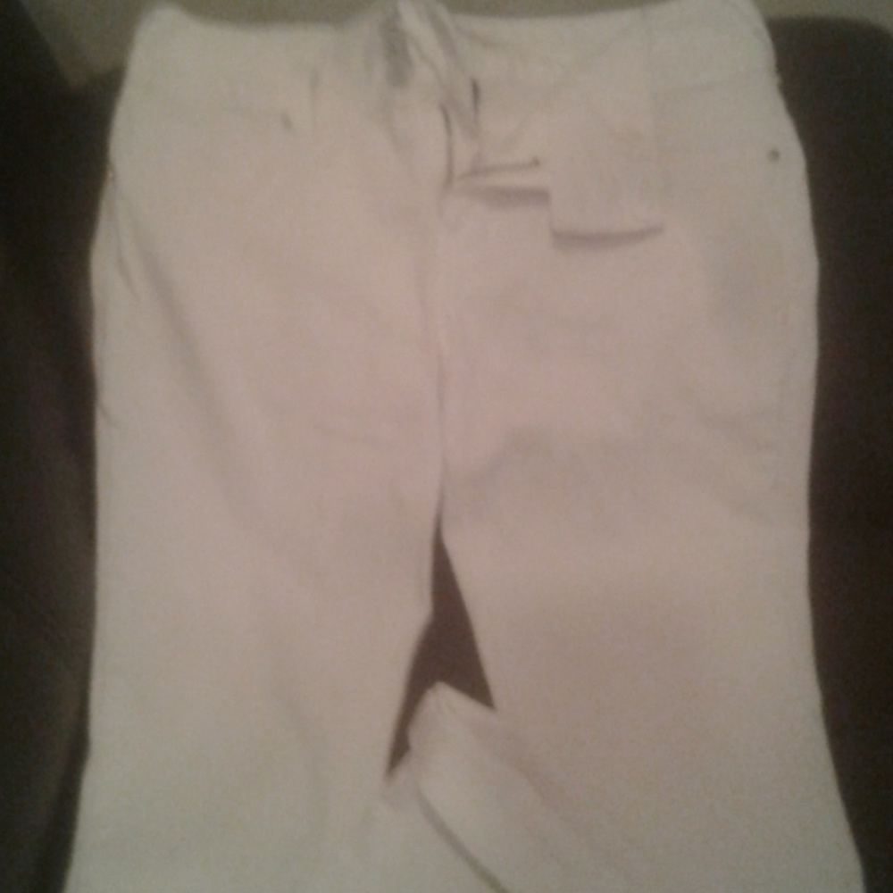 White pants size 7 women's.